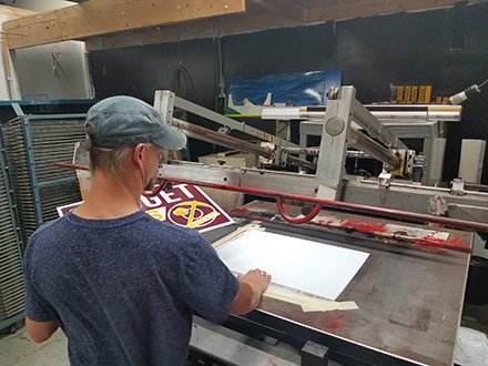 operating screen print press